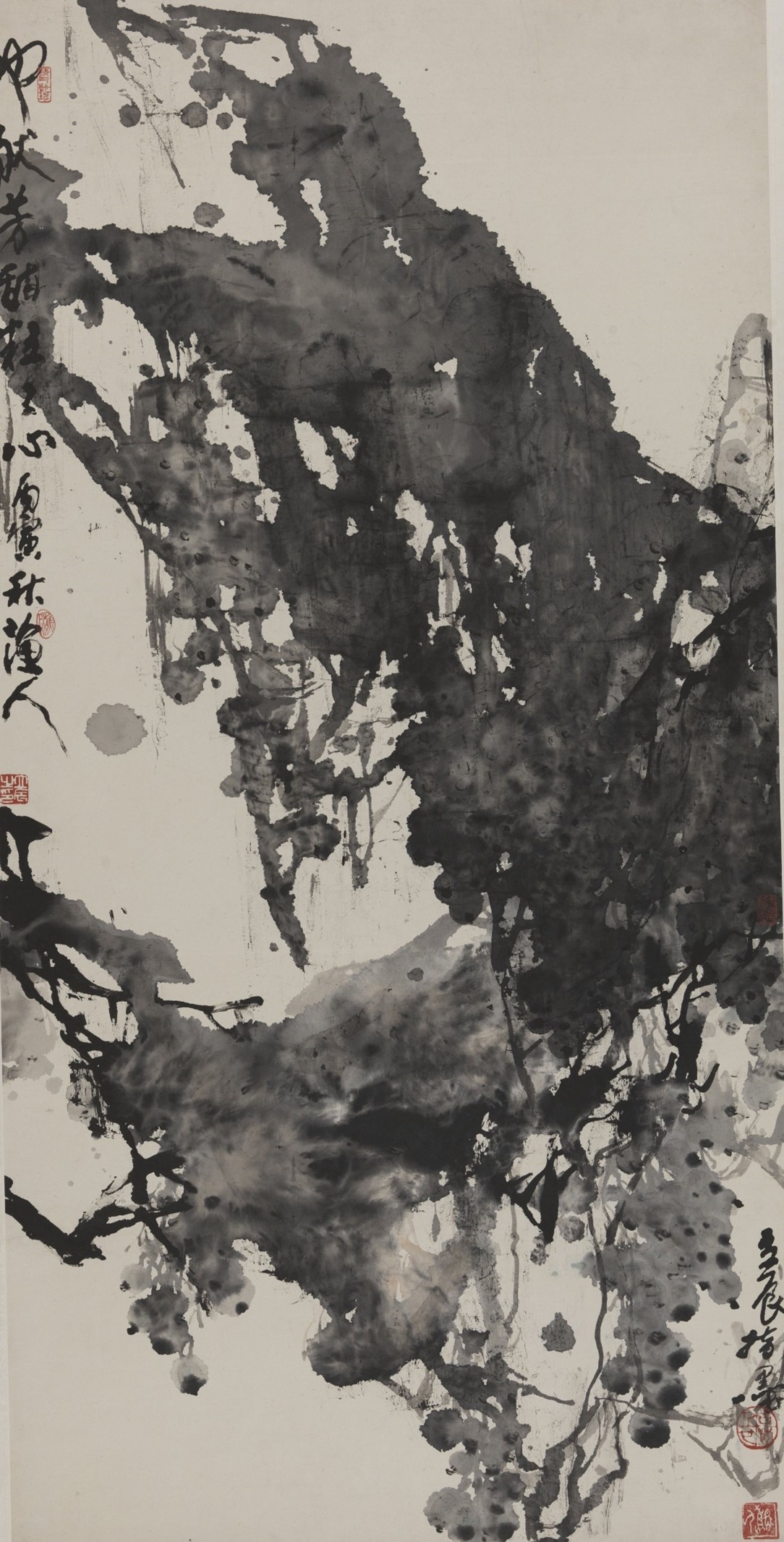 <h2>葡萄</h2><p>作者：张立辰（1939--）</p><p>创作年代：2003年</p><p>规格：131cm×66cm</p><p>品类：中国画</p>